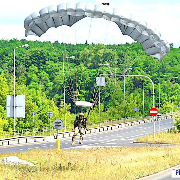 [VIDEO] Policyjny skydiving – spadochronowe warsztaty kontrterrorystów