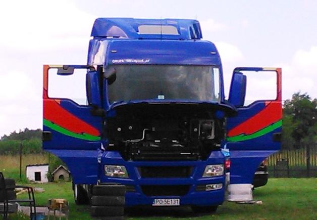 Skardziono ciągnik siodłowy z naczepą. Ludzie Rutkowskiego w akcji