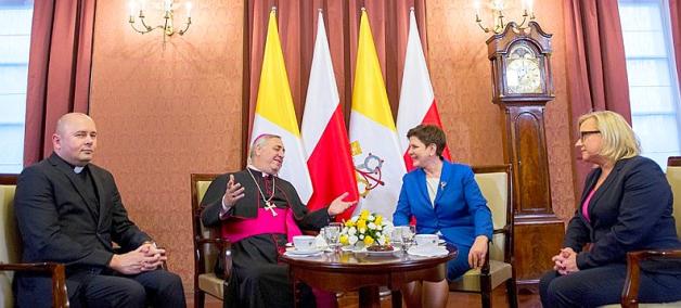 O pomocy kryzysowej premier Beaty Szydło z nuncjuszem apostolskim w Polsce