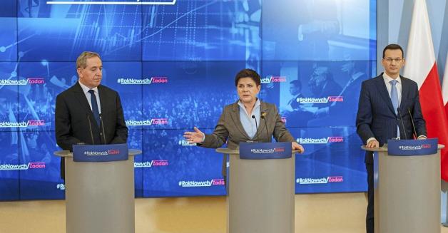 Premier Beata Szydło z wicepremierem Mateuszem Morawieckim i ministrem Henrykiem Kowalczykiem o gospodarce