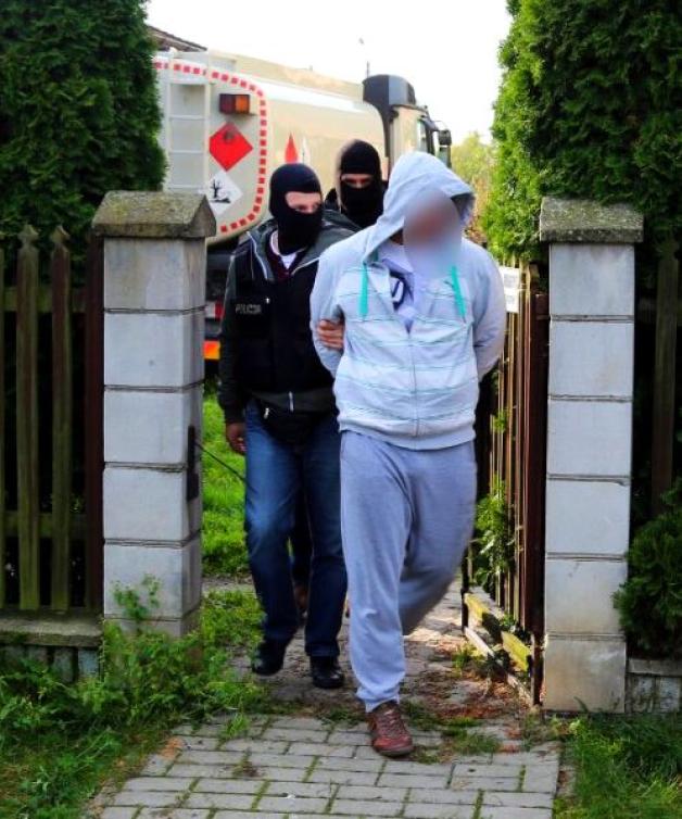 Kolejne zatrzymania członków grupy dokonującej przestępstw w obrocie paliwami. Skarb państwa mógł stracić ponad 40 mln zł 