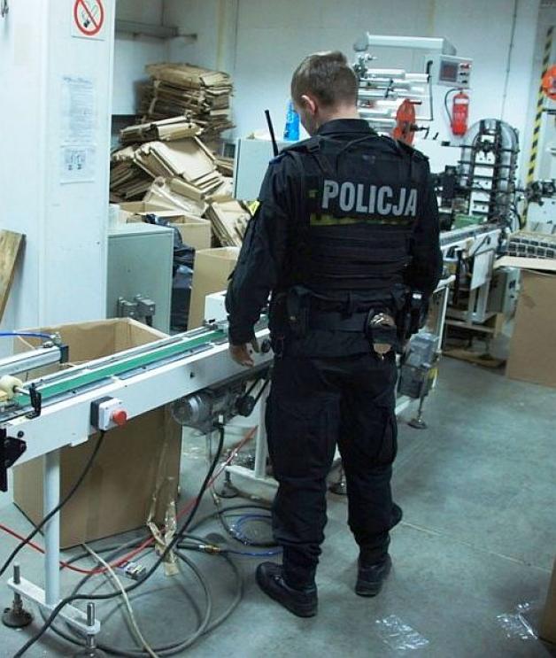 [VIDEO] Zatrzymanie w Łodzi: Narkotyki, kontrabanda i linia do produkcji papierosów w Konstantynowie Łódzkim