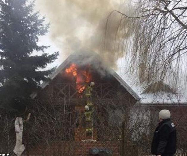 Policjant z Piaseczna uratował starszego mężczyznę z płonącego domu