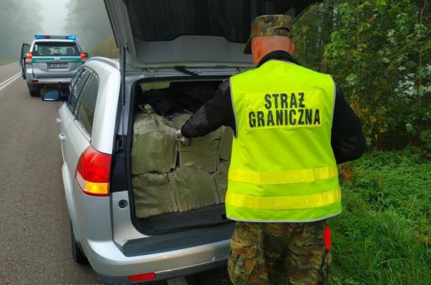 Funkcjonariusze z Placówki SG w Sejnach zabezpieczyli kontrabandę wartą blisko 163 tys. zł. Nielegalne papierosy przewoził samochodem osobowym 32-letni obywatel Litwy.