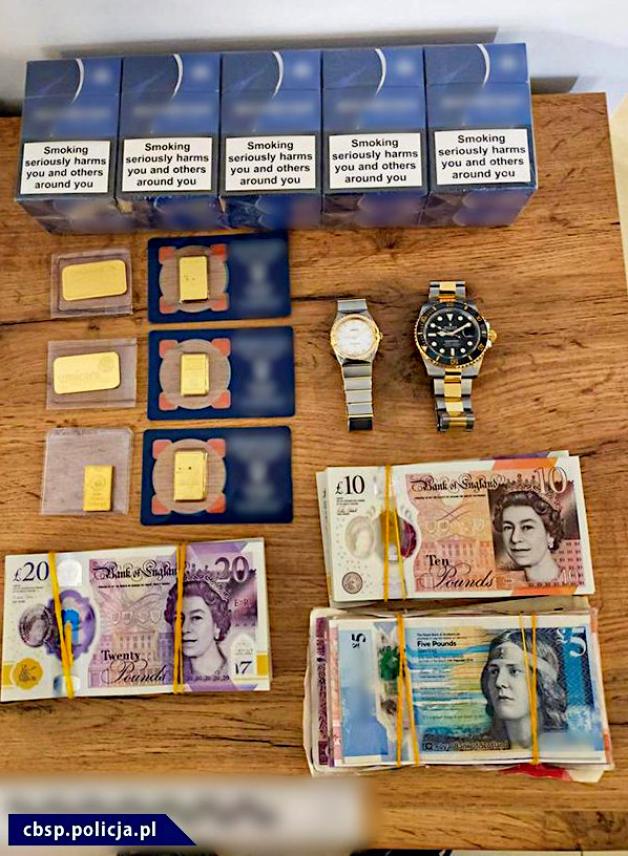 [VIDEO] Kolejne uderzenie w gang przemytników papierosowych. Wielomiesięczna współpraca funkcjonariuszy CBŚP, KAS z brytyjskim oficerem łącznikowym HMRC w Warszawie