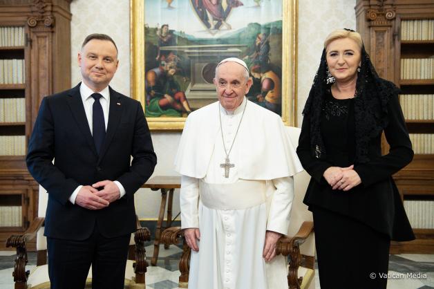 [VIDEO] Wizyta Prezydenta RP z Małżonką w Watykanie. Prezydent z Małżonką zostali przyjęci na audiencji przez Papieża Franciszka. Rozmowy dotyczyły głównie sytuacji na Ukrainie.