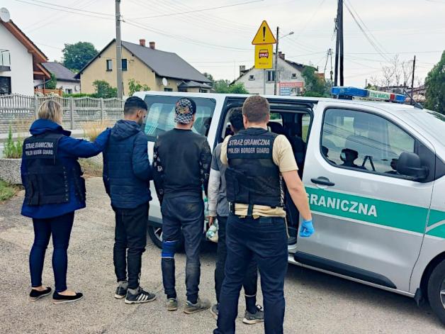 3 obywateli Maroka oraz obywatel Algierii za nielegalne przekroczenie czesko-polskiej granicy państwowej. Przyjechali do Polski ukryci w samochodach ciężarowych
