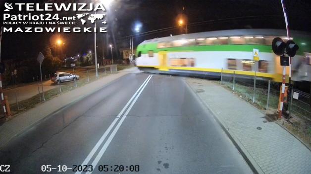 [VIDEO] Niebezpieczne przejazdy kolejowe: incydent w Płocku podkreśla pilną potrzebę wzmożenia ich kontroli!