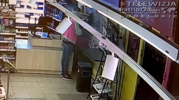 [VIDEO] Skandaliczne zachowanie:  Kobieta kradnie datki dla chorego chłopca i kupuje sobie alkohol