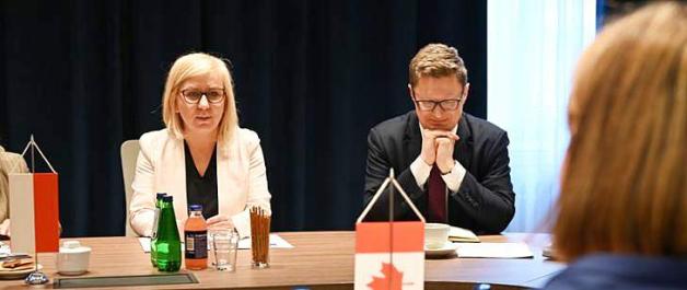 Transformacja energetyczna i rozwój energetyki jądrowej - to temat rozmowy minister klimatu i środowiska Pauliny Hennig-Kloski z ambasador Kanady w Polsce Catherine Godin