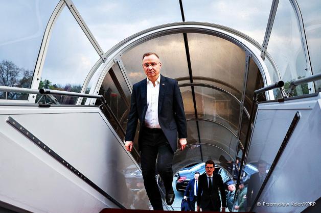 [VIDEO] Prezydent Andrzej Duda przybył w czwartek wieczorem z roboczą wizytą na Litwę, gdzie jutro wspólnie z Prezydentem Gitanasem Nausėdą będzie obserwował ćwiczenia wojskowe „Brave Griffin”