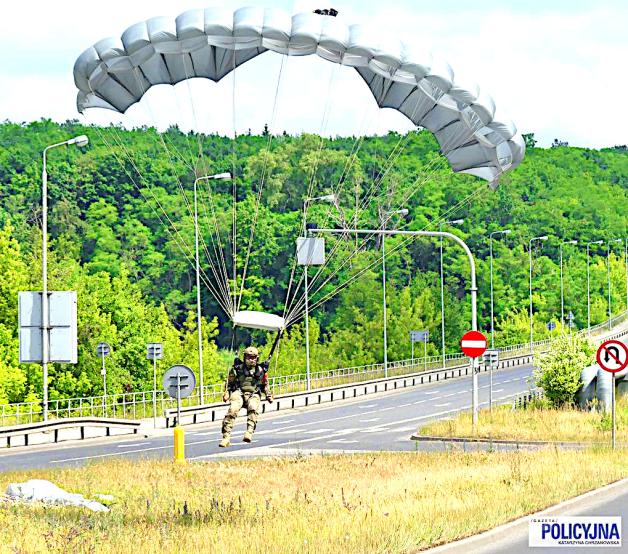 [VIDEO] Policyjny skydiving – spadochronowe warsztaty kontrterrorystów