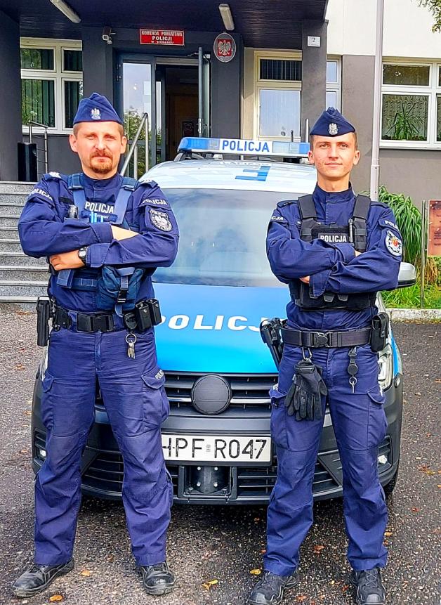 [VIDEO] Policjanci wydostali 2-letnią dziewczynkę zatrzaśniętą w nagrzanym samochodzie